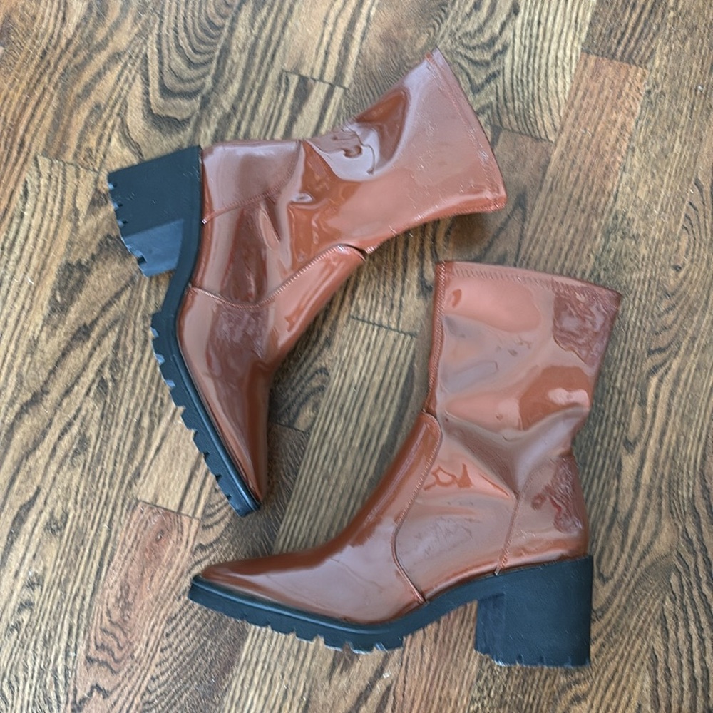 Journee Collection Brown Patent Vegan Leather Icelyn Calf Lug Boots 9.5 NWOB - Picture 15 of 15